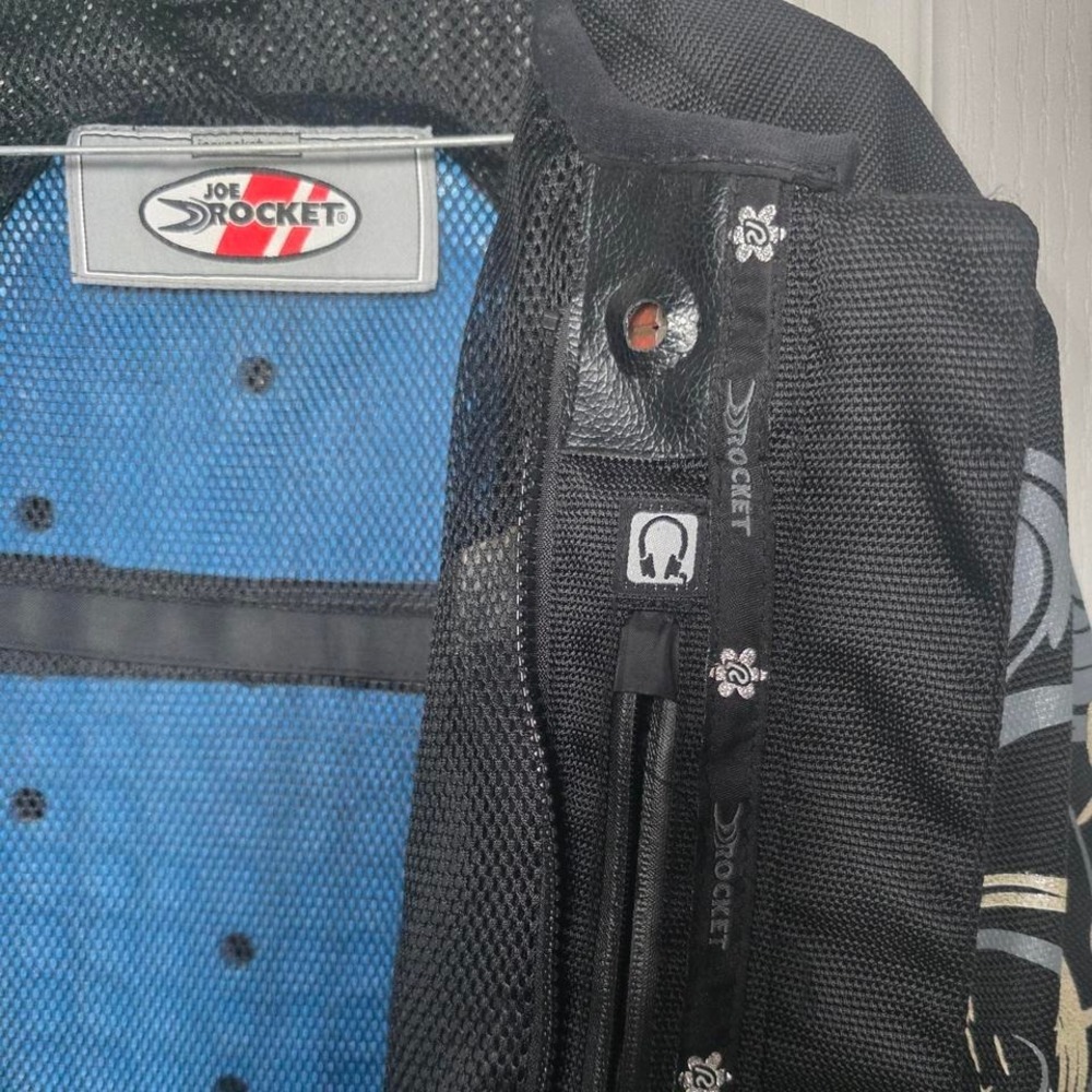 Joe Rocket black motorcycle jacket with grey accents and mesh design. Size: M - Picture 3 of 7